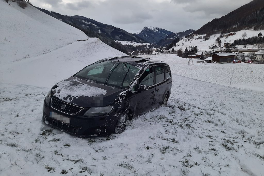 Verkehrsunfall abgestürztes Fahrzeug, Puig, Steinach
